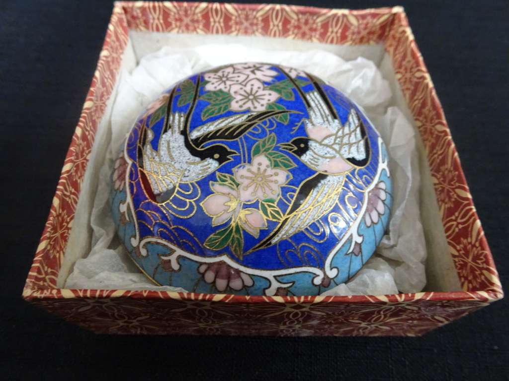 Stunning Vintage Chinese Cloisonne Enamel Bird And Flower Trinket Box - (H: 2cm / W: 7cm)
