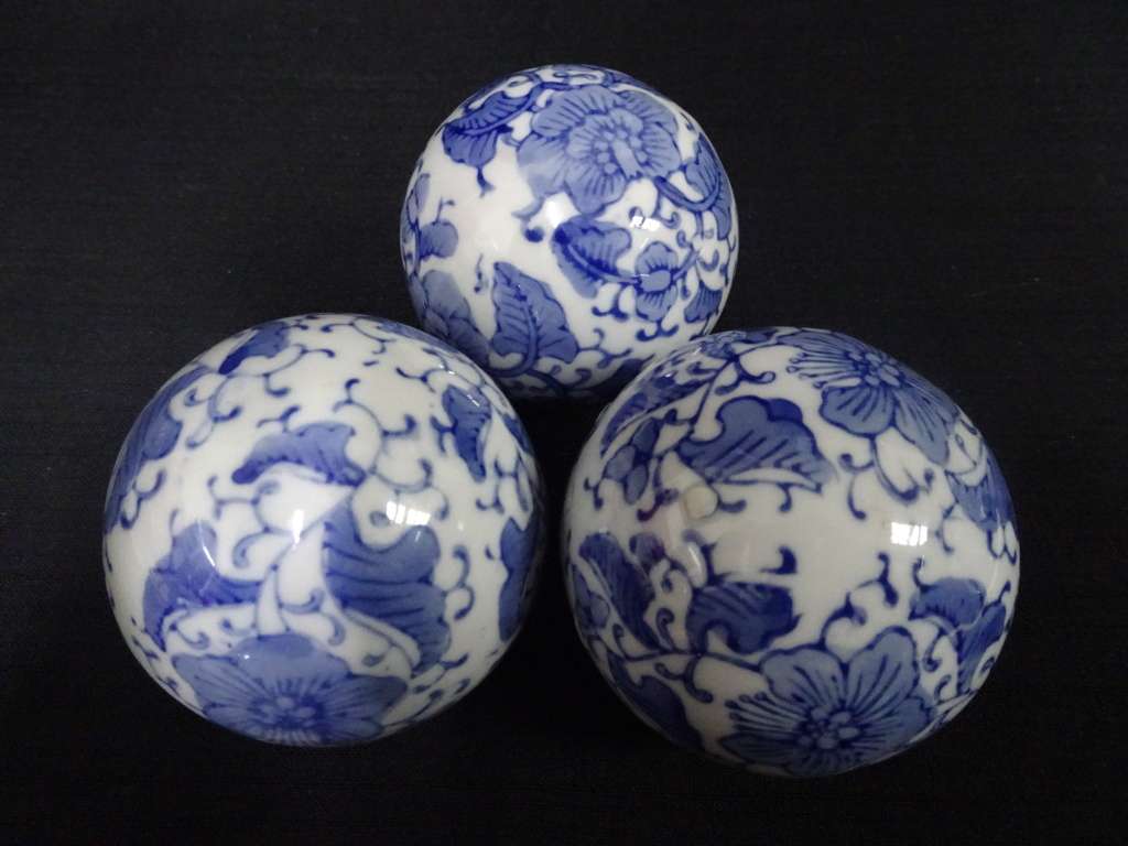 Stunning Set Of Three Blue & White Ceramic Decor Balls - In Excellent Condition