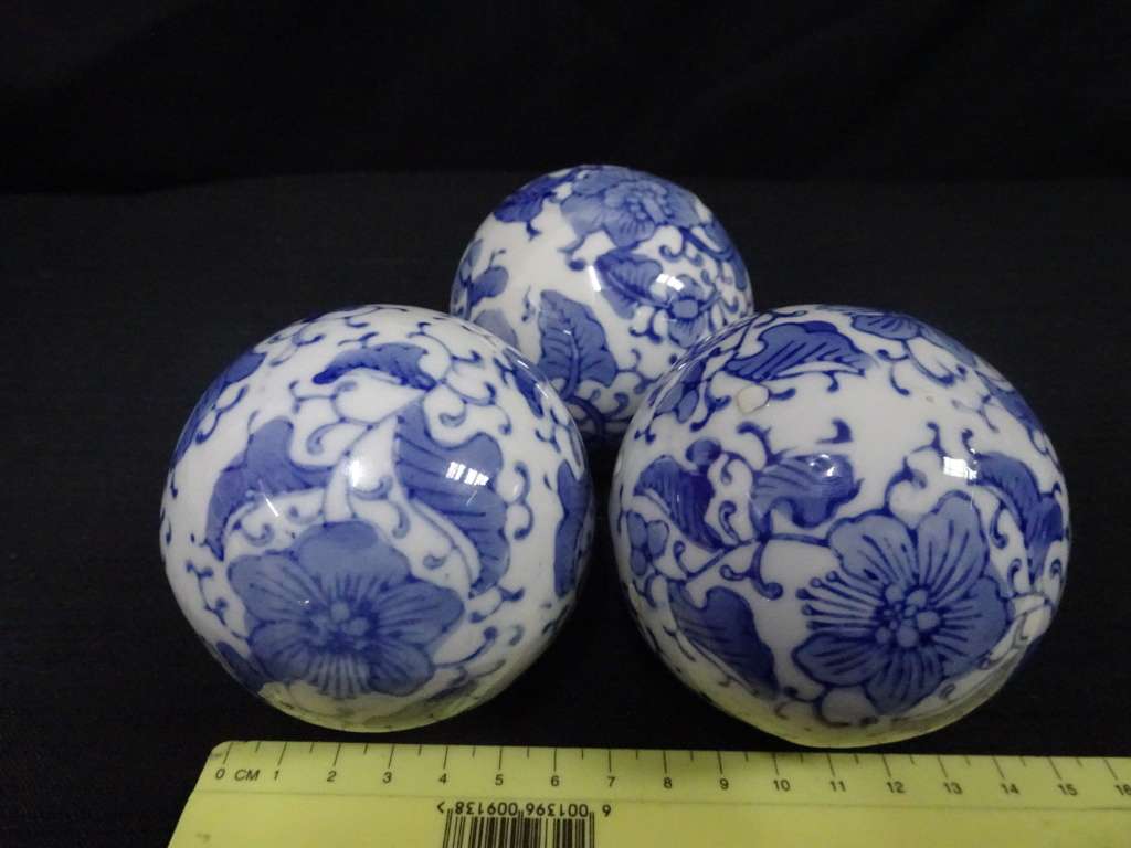 Stunning Set Of Three Blue & White Ceramic Decor Balls - In Excellent Condition