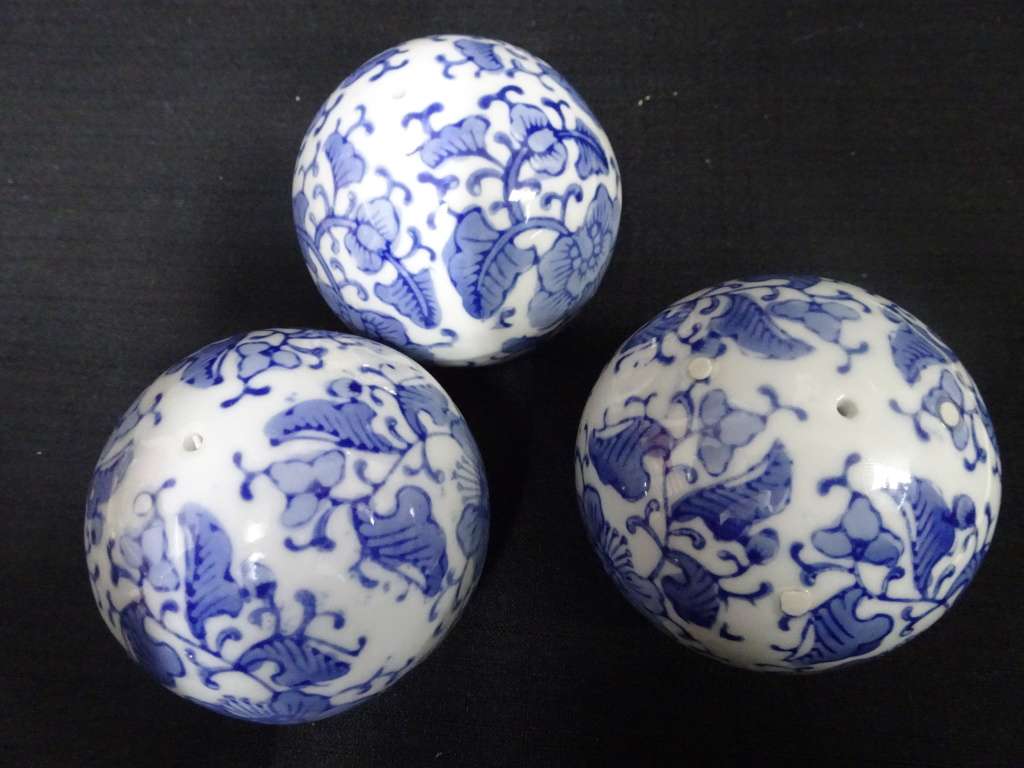 Stunning Set Of Three Blue & White Ceramic Decor Balls - In Excellent Condition