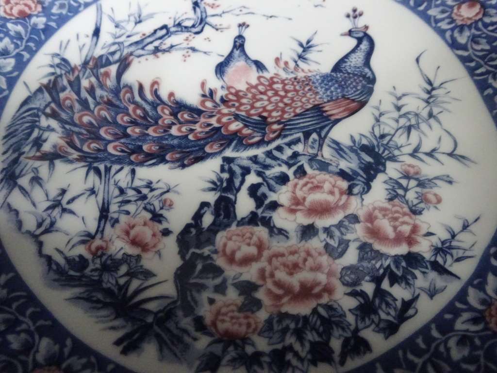 Beautiful Vintage Set Of Two Genuine Imperial Imari Wall Plates - In Excellent Condition