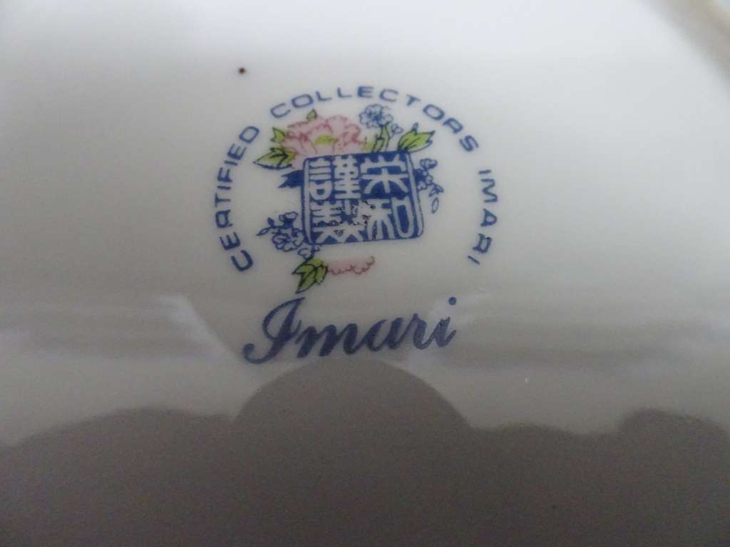 Beautiful Vintage Set Of Two Genuine Imperial Imari Wall Plates - In Excellent Condition