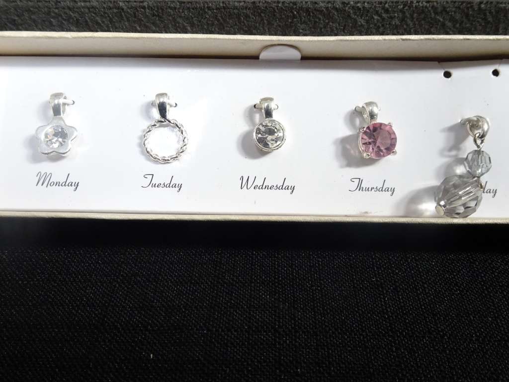 Lovely Set Of Five Costume Jewellery Pendants From Monday To Friday - In Excellent Condition