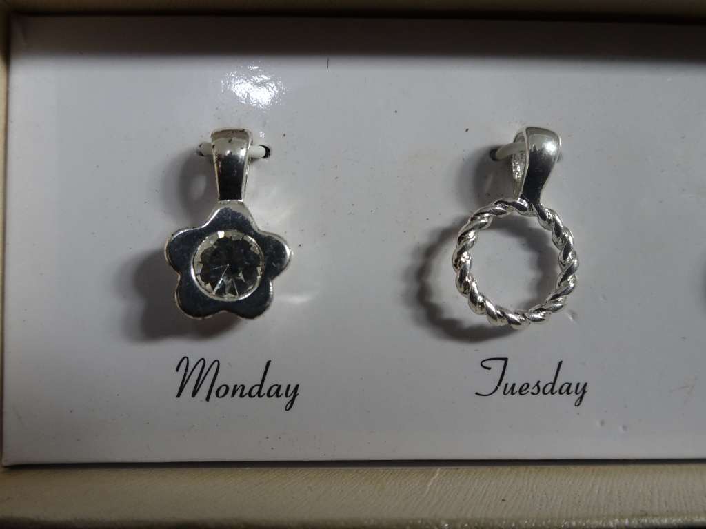 Lovely Set Of Five Costume Jewellery Pendants From Monday To Friday - In Excellent Condition