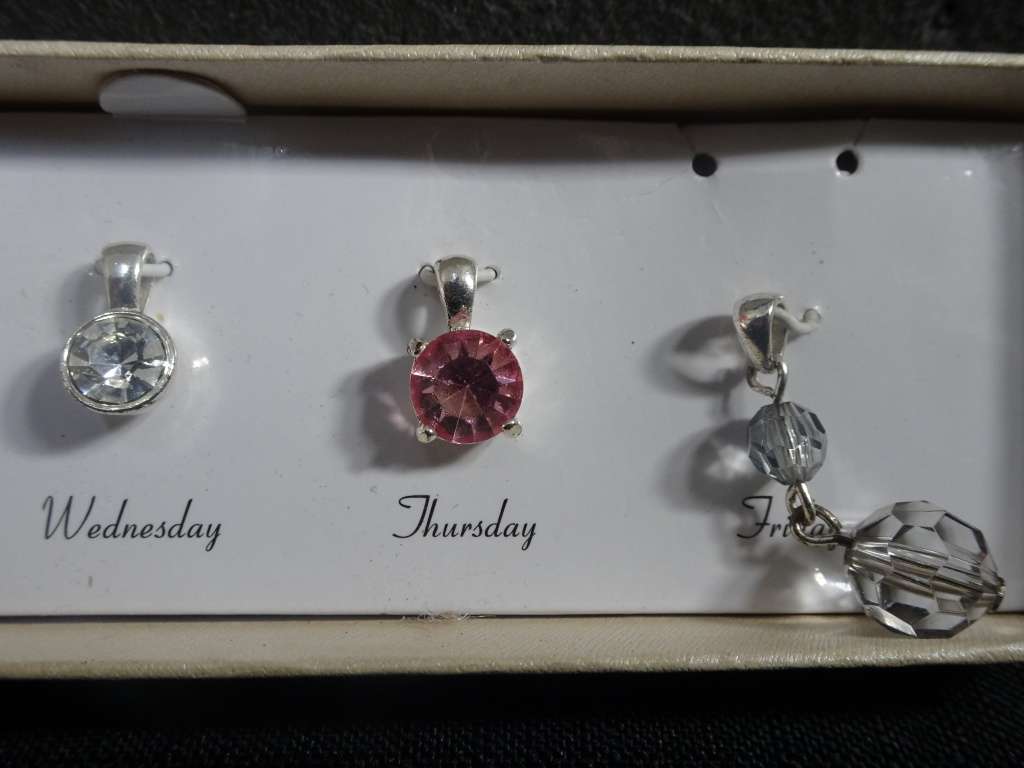 Lovely Set Of Five Costume Jewellery Pendants From Monday To Friday - In Excellent Condition