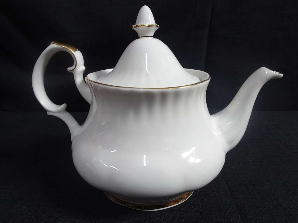 Lovely Windsor Gold Teapot - Diswasher And Microwave Safe - In Excellent Condition