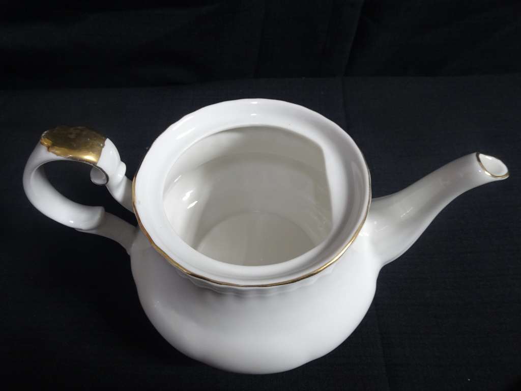 Lovely Windsor Gold Teapot - Diswasher And Microwave Safe - In Excellent Condition
