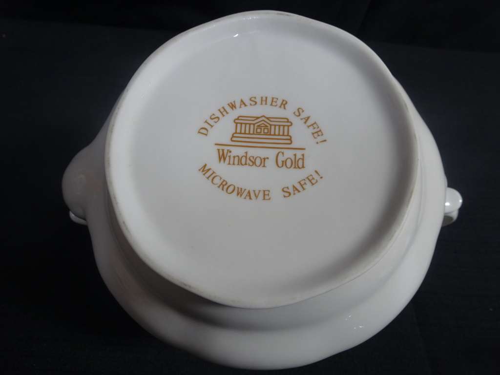 Lovely Windsor Gold Teapot - Diswasher And Microwave Safe - In Excellent Condition