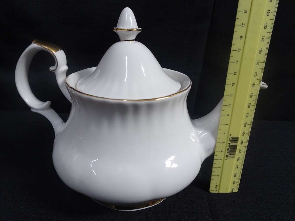 Lovely Windsor Gold Teapot - Diswasher And Microwave Safe - In Excellent Condition