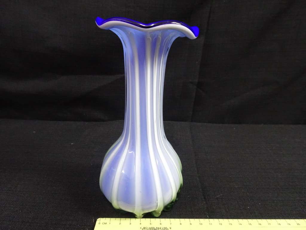 Stunning Vintage Colourful Murano Glass Vase - 19cm x 9cm - In Excellent Condition