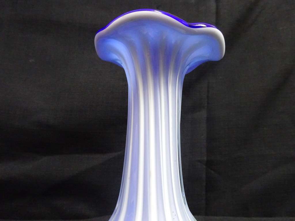 Stunning Vintage Colourful Murano Glass Vase - 19cm x 9cm - In Excellent Condition