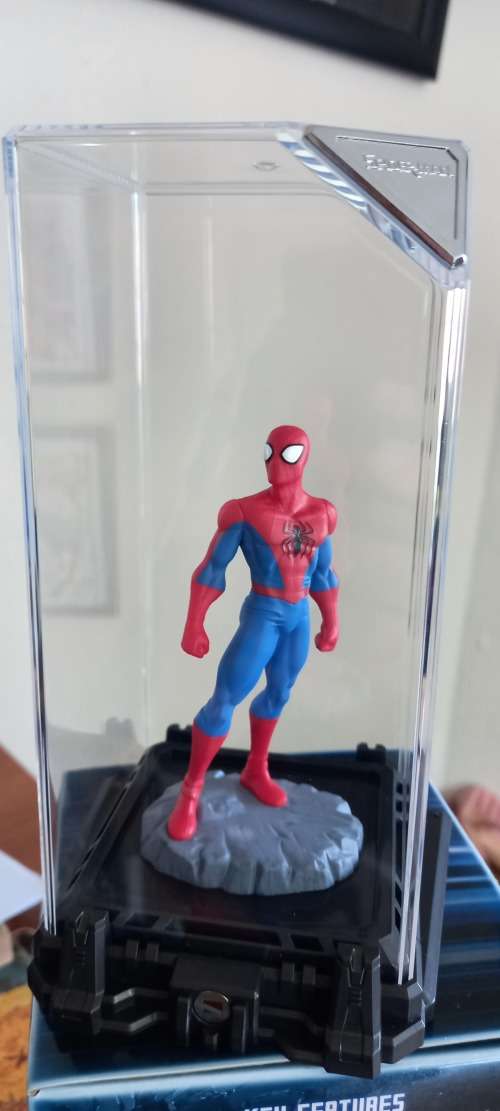 Spiderman hero Illuminate Gallery statue