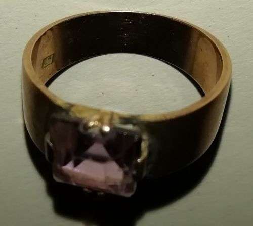 Vintage 9 carat rose gold ring with square-cut amethyst stone