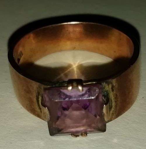 Vintage 9 carat rose gold ring with square-cut amethyst stone