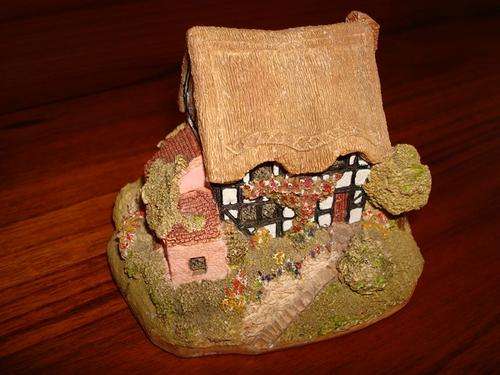 Lilliput Lane  "  Magpie Cottage"