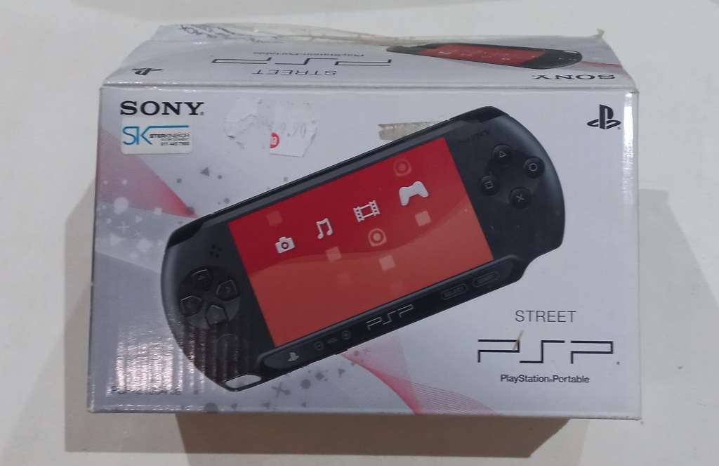 Sony PSP E1004CB Console and games