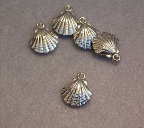 Sea shells charms (5 in packet)