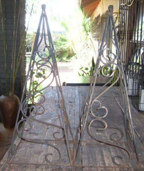 PYRAMID SHAPED TOPIARY FOR A POTPLANT CLIMBER