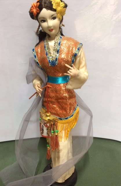 DOLLS - SEE PICS of this LARGE COLLECTION of 10 DOLLS @ a LOW START PRICE