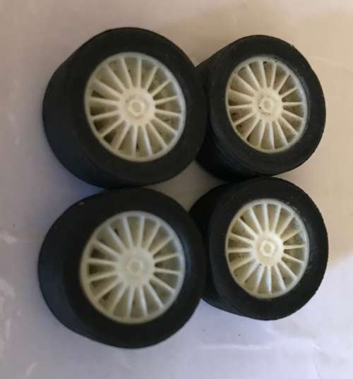 Scalextric multi-spoke saloon wheels and tyres