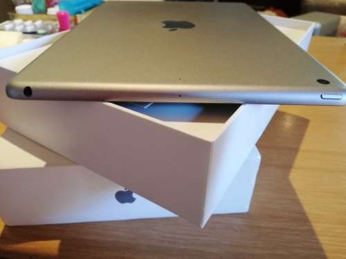 iPAD - 5th Generation - 9.7" - 128 GB - Wifi