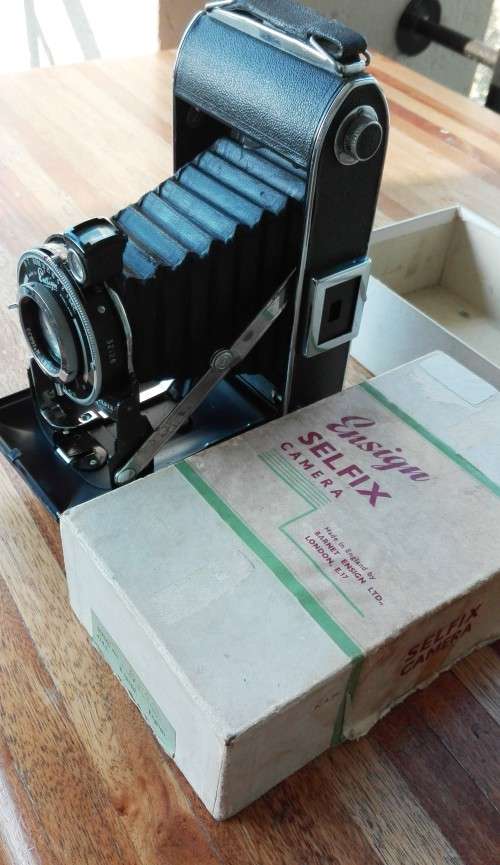 VINTAGE ENSIGN SELFIX CAMERA. MADE IN ENGLAND.