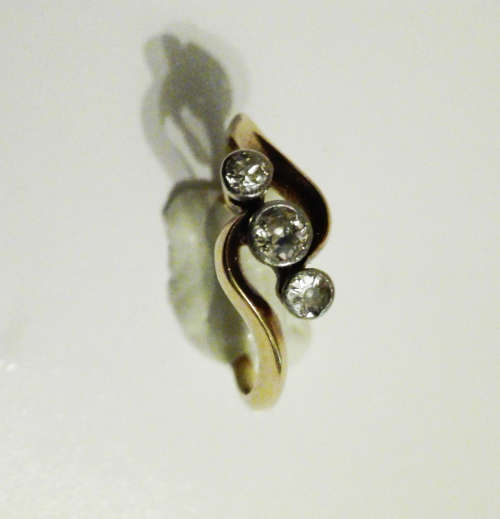 GOLD 18CT DIAMOND RING.