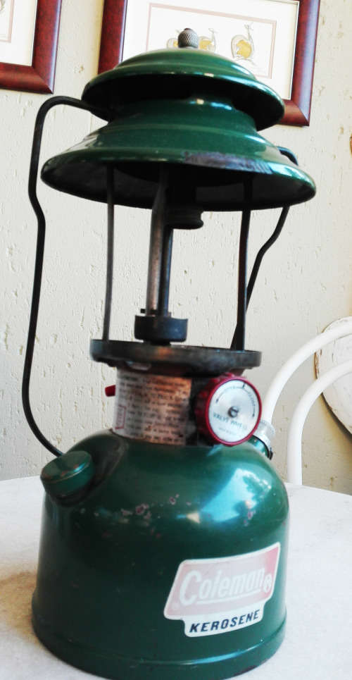 VINTAGE COLEMAN KEROSENE LAMP