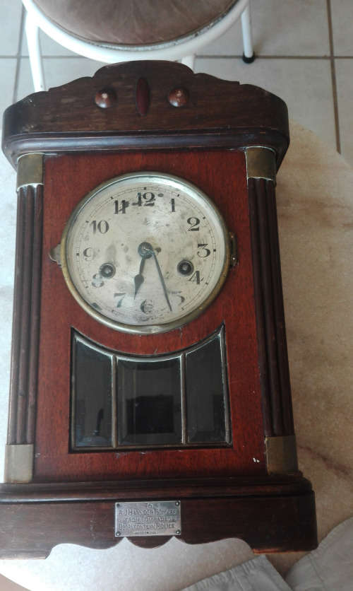 VINTAGE MANTEL CLOCK.