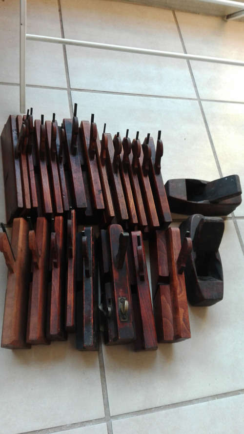 COLLECTION OF ANTIQUE WOOD PLANES.