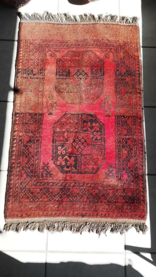 LOVELY HANDWOVEN ORIENTAL WOOL RUG.