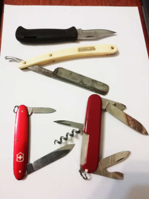 COLLECTION OF 4 KNIVES.