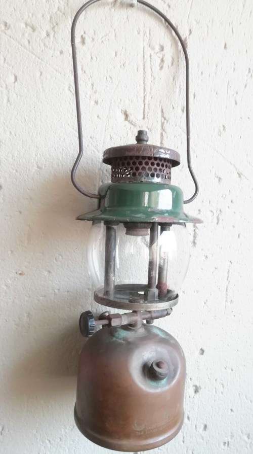 VINTAGE COLEMAN KEROSENE  LAMP.