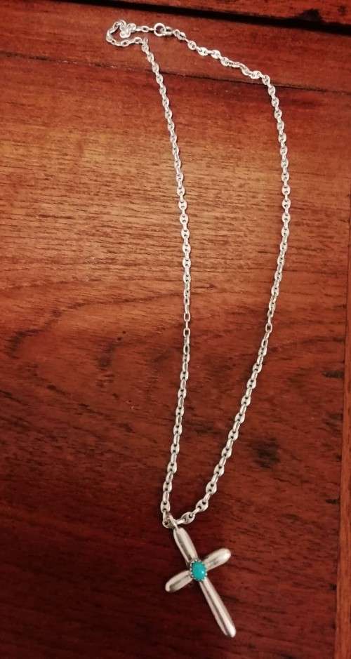 STERLING SILVER CHAIN WITH CROSS.