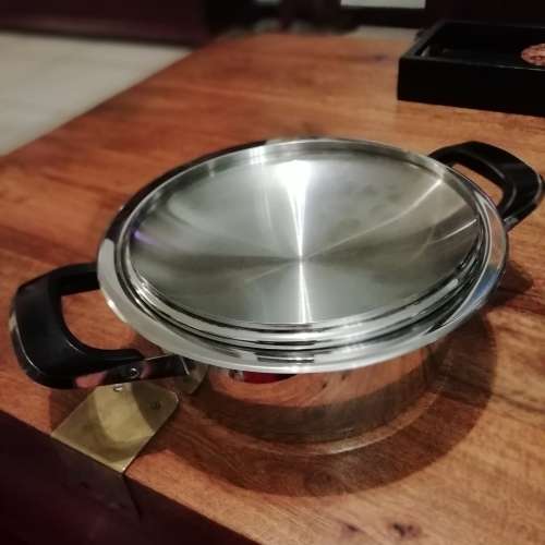 A. M. C. POT. 20CM DIAMETER. 9CM HEIGHT.