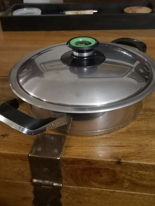 AMC POT 24CM DIAMETER, 7CM HEIGHT.