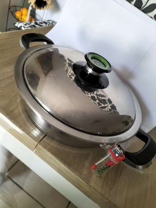 AMC POT. 24CM DIAMETER. HEIGHT 6CM.