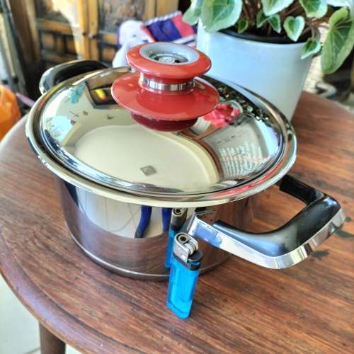 AMC POT. 20CM. EXCELLENT CONDITION.