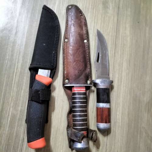 HUNTING KNIVES.