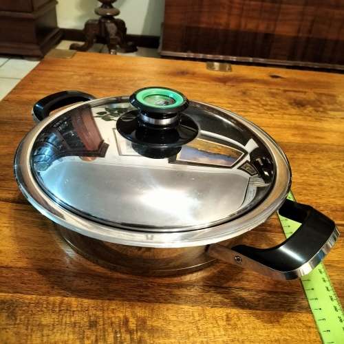 AMC 24CM DIAMETER POT.