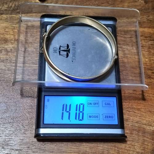 VINTAGE 1/5th 9CT GOLD METAL CORE BANGLE.