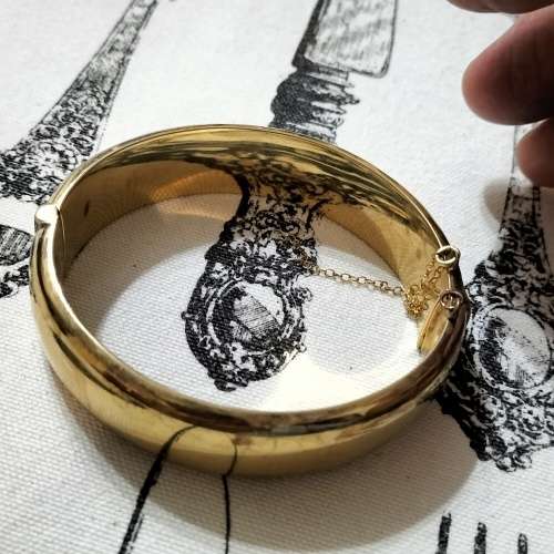 1/5, 9ct GOLD METAL CORE BANGLE.