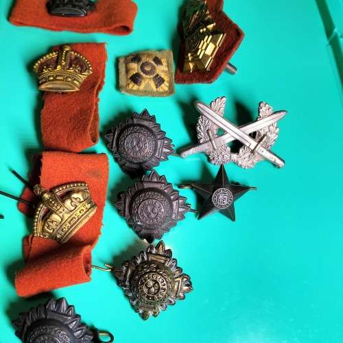 COLLECTION MILITARY BADGES.