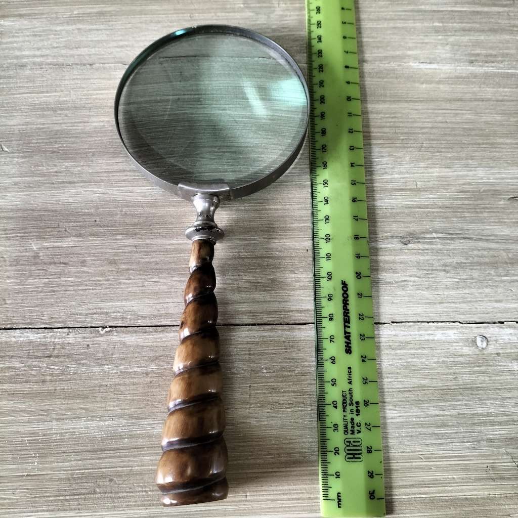 VINTAGE MAGNIFYING GLASS.
