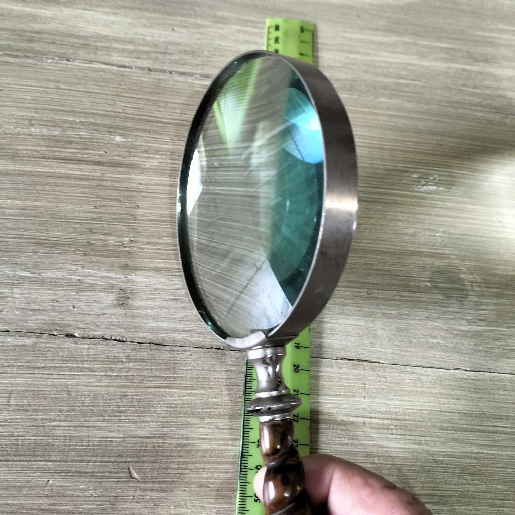 VINTAGE MAGNIFYING GLASS.