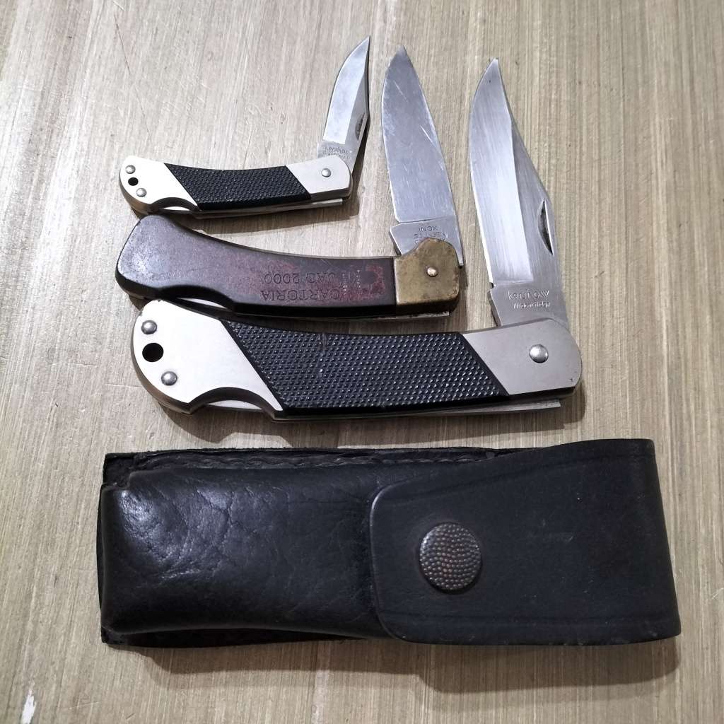 THREE POCKET KNIVES.