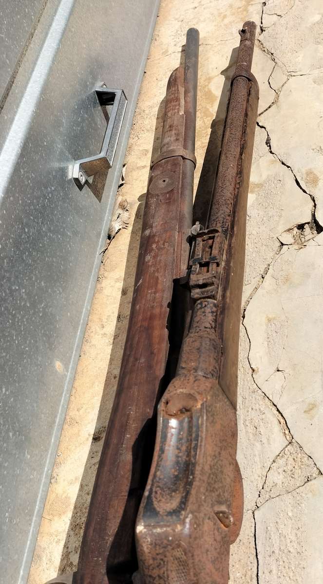 BARN FIND. DE-ACTIVATED .303, AND MARTINI HENRY.