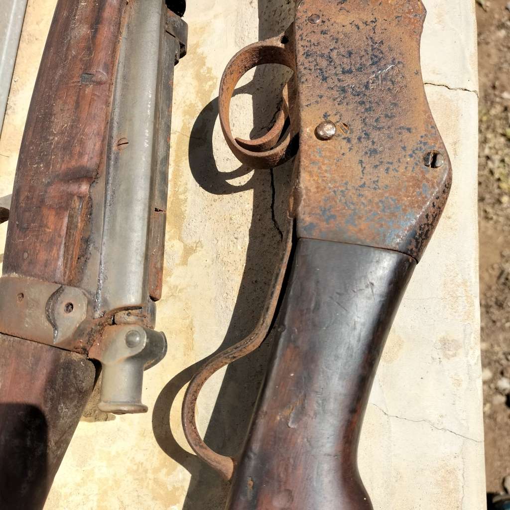 BARN FIND. DE-ACTIVATED .303, AND MARTINI HENRY.