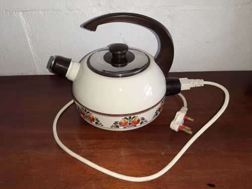 Vintage electric whistling kettle