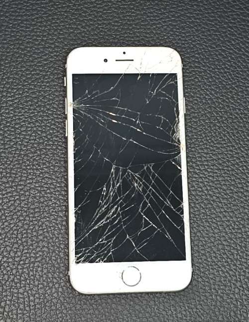 iPhone 6 - 16 GB - Cracked Screen